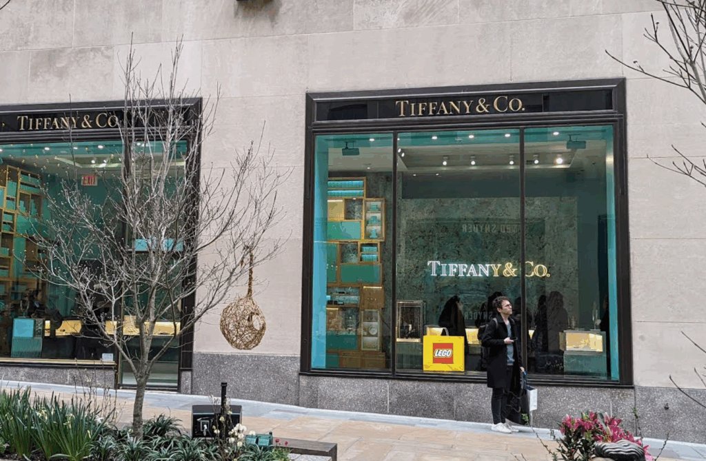Витрина ювелирного магазина Tiffany & Co.